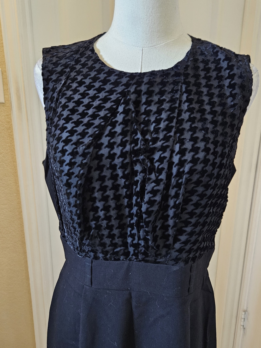 Calvin Klein Black Textured Fit & Flare Dress – Size 8 - Picture 4 of 11